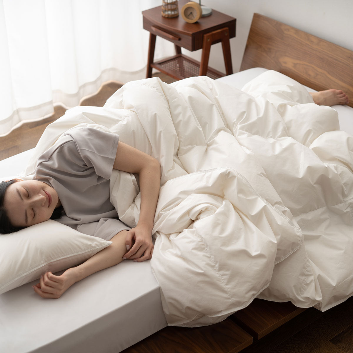 2枚合わせ 羽毛布団 クイーン 日本製 ロイヤルゴールドラベル ポーランド産ホワイトダックダウン93% 非圧縮 新合繊生地使用 軽量 二枚合わせ 収納ケース付き ループ付き