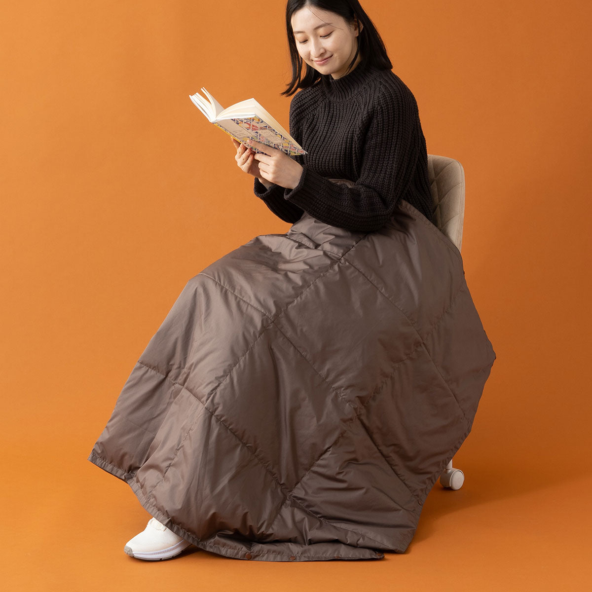 ポケッタブル ハーフケット ポンチョ ひざ掛け クッション 洗濯機丸洗いOK 軽量 発熱 あったか 羽毛 ダウン ギフト プレゼント
