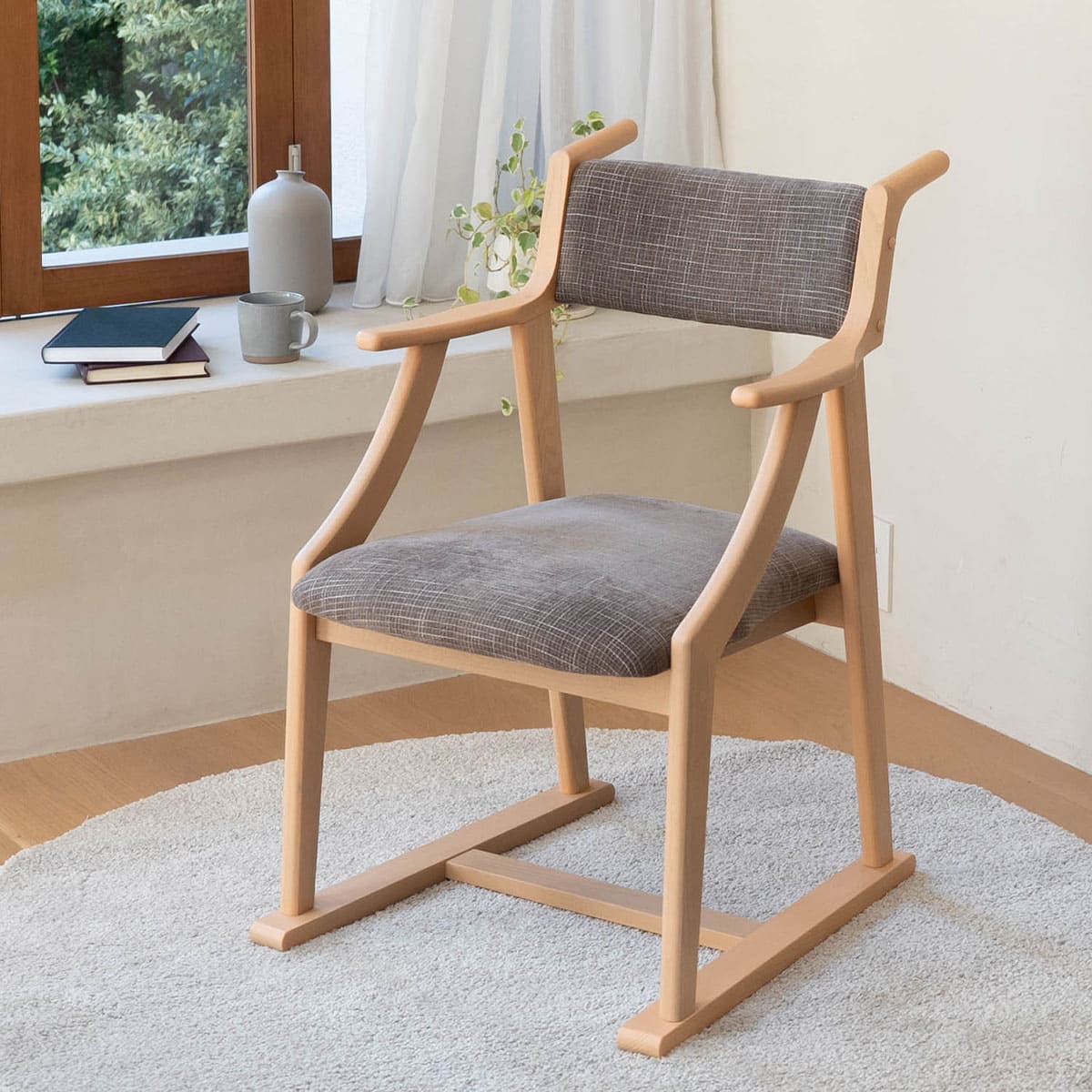 【メディア掲載】 食を楽しむための椅子 みのり オリジナル ダイニングチェア 高座椅子 すぐに使える完成品 食事 軽休息 肘掛け付き ブラウン 母の日 父の日 敬老の日 ギフト 誕生日 プレゼント 一人掛け コンパクト 軽量 青山ショールーム体験可