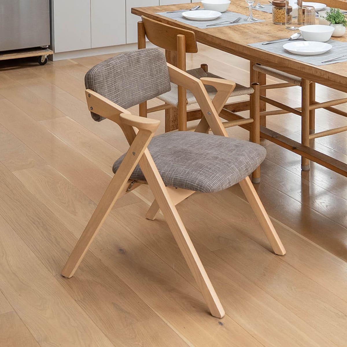 食を楽しむための椅子 みのり 折りたたみタイプ ダイニングチェア 高座椅子 すぐに使える完成品 食事 軽休息 肘掛け付き 自立収納 ブラウン 母の日 父の日 敬老の日 ギフト 誕生日 プレゼント 一人掛け コンパクト 軽量 青山ショールーム体験可