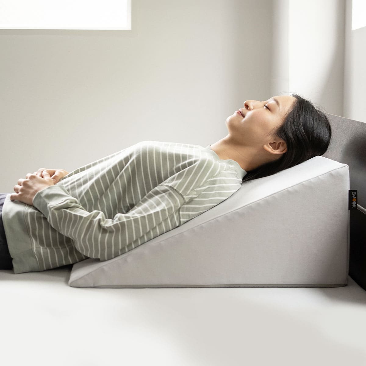 傾き寝枕 傾斜枕 三角枕 なだらか枕 足枕 三角クッション 背もたれ 傾斜角度22° 傾斜角度30° 滑り止め加工 体位変換 体位保持 寝返り リハビリ 寝たきり 介護 高齢者 床ずれ防止 逆流予防 むくみ予防 鼻づまり改善 ショールーム体験可