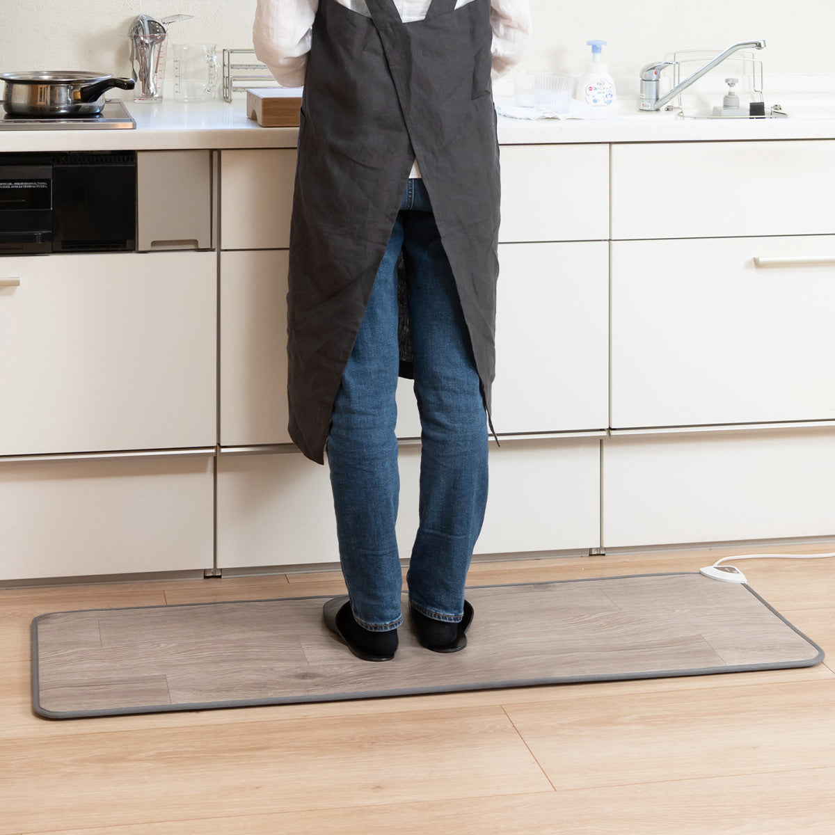 ホットキッチンマット 130×45cm 日本製 防水 抗菌 防カビ 滑り止め付き 暖房器具