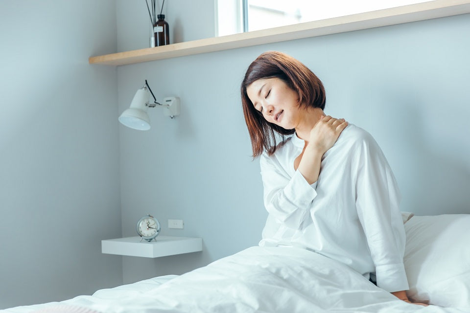 寝違えの原因は枕？メカニズム・症状と寝違いにくい枕も紹介