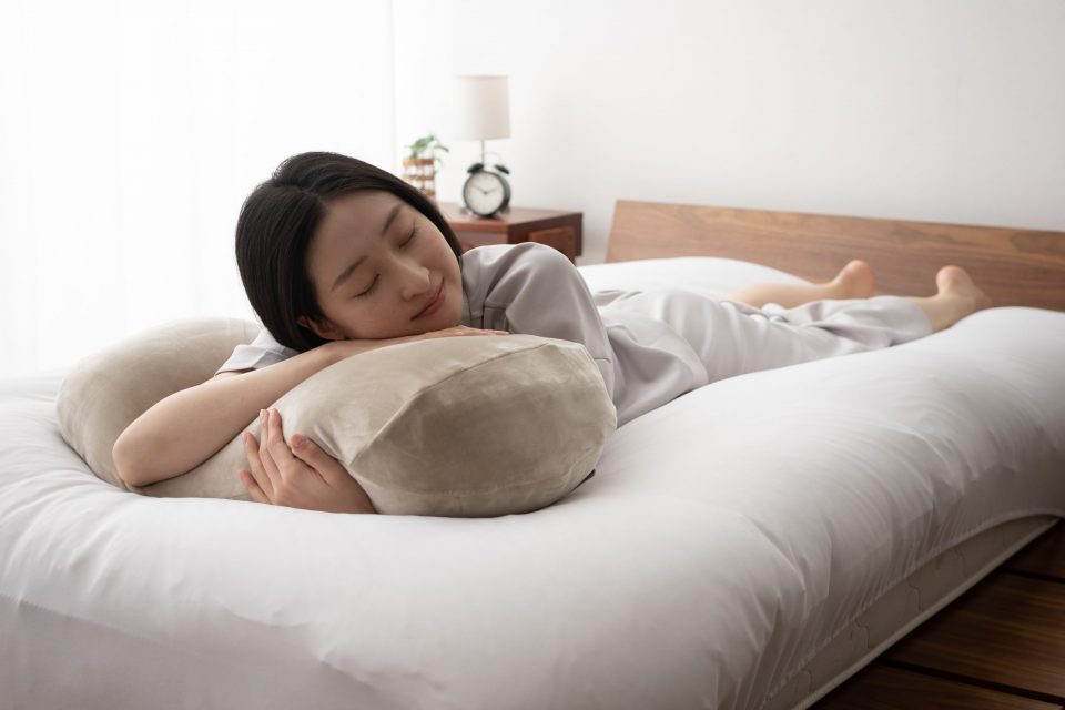 枕なしで寝るとどうなる？メリット・デメリットを確認