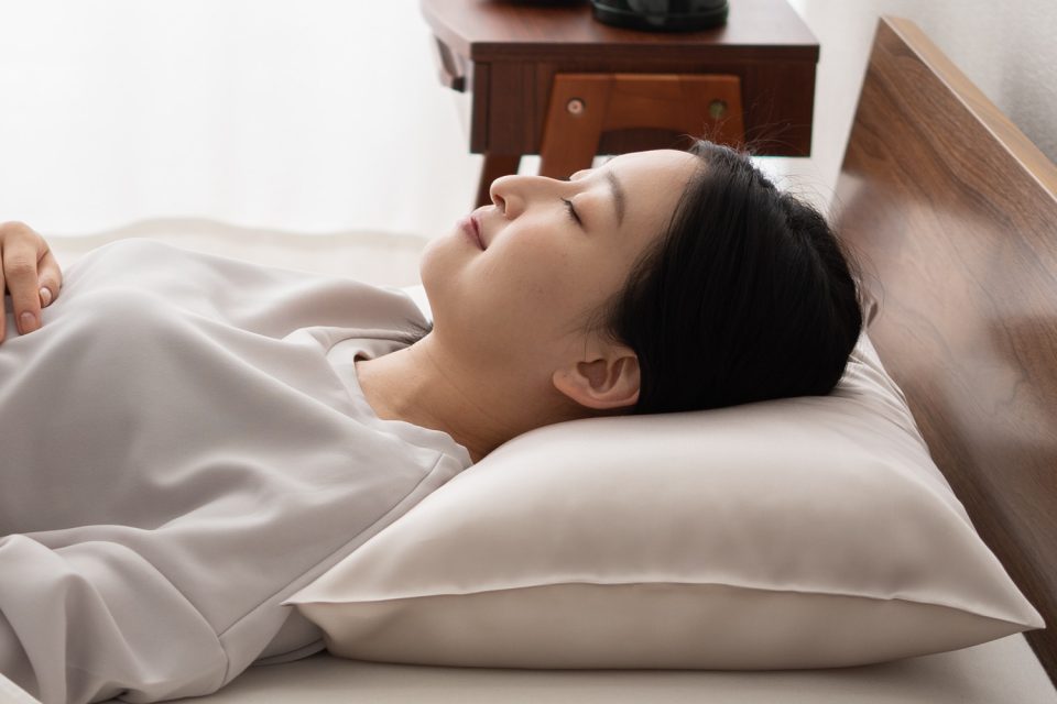 シルク製の枕カバーの髪や肌への効果とは？メリット・デメリットも