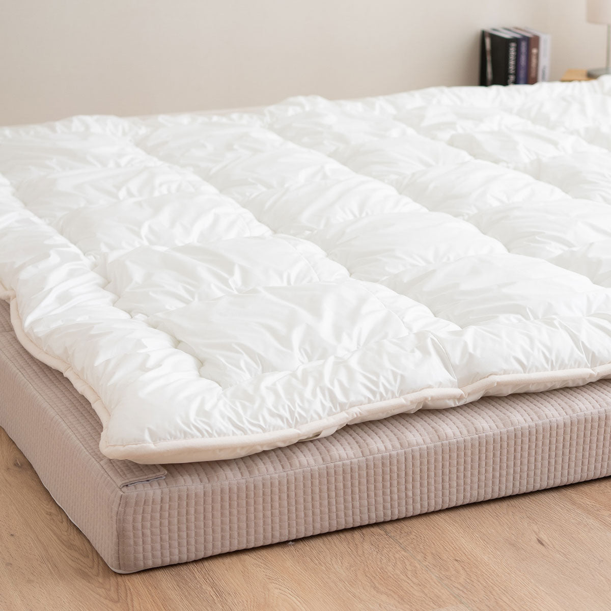 ファミリーマットレス専用 極厚 敷きパッド ワイドキング 日本製 抗菌・防臭・防ダニ 四隅ゴムバンド付き 幅300cm