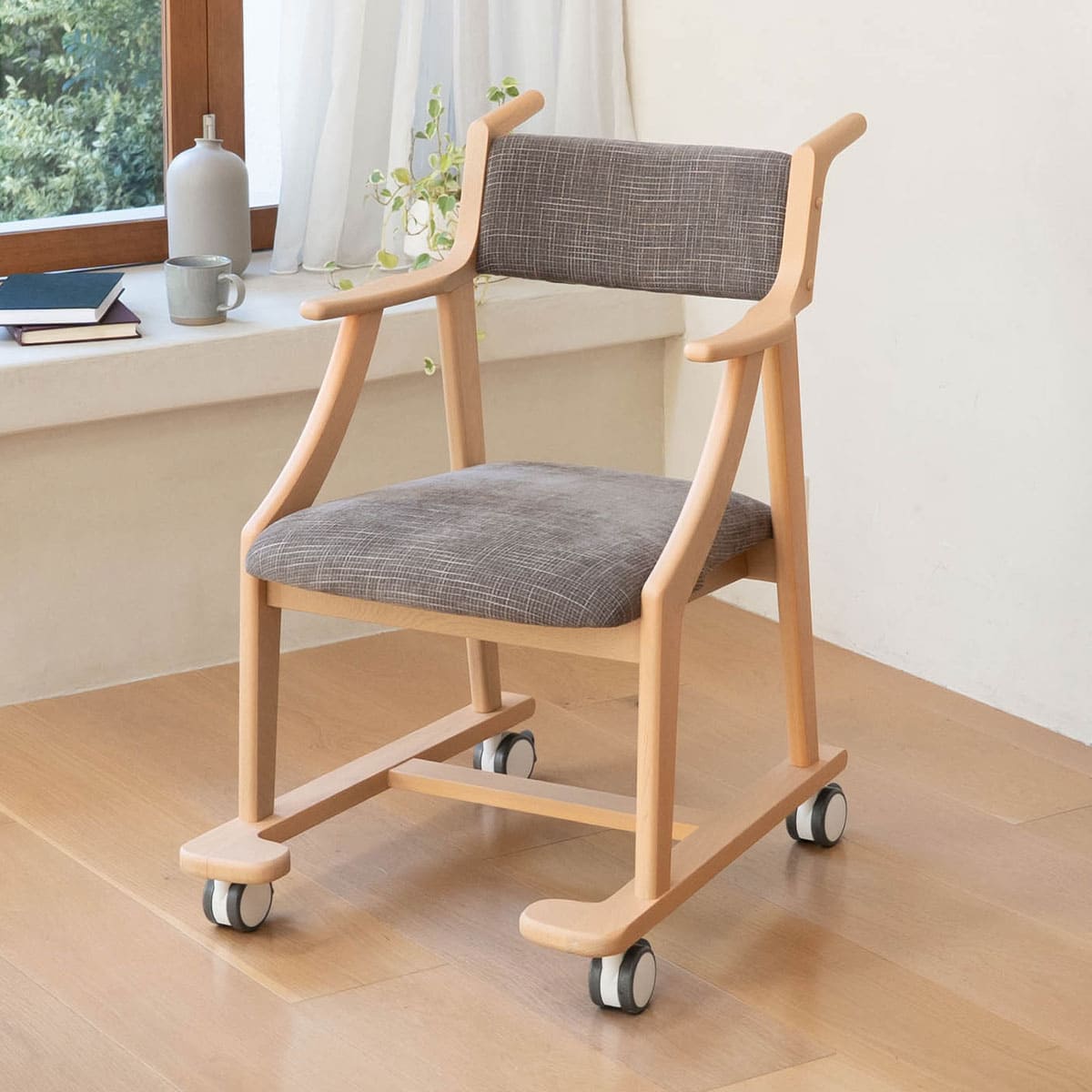 食を楽しむための椅子 みのり サポート ダイニングチェア 高座椅子 すぐに使える完成品 食事 軽休息 肘掛け付き キャスター付き 介護 介助 ブラウン 母の日 父の日 敬老の日 ギフト 誕生日 プレゼント 一人掛け コンパクト 軽量　青山ショールーム体験可