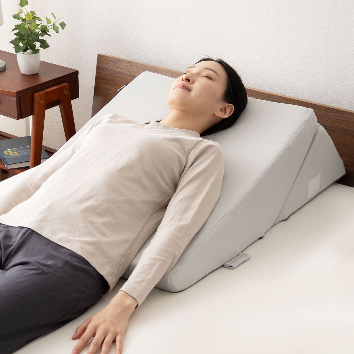 傾き寝枕  傾斜枕 三角枕 なだらか枕 足枕 三角クッション 背もたれ 傾斜角度22° 傾斜角度30° 滑り止め加工 体位変換 体位保持 寝返り リハビリ 寝たきり 介護 高齢者 床ずれ防止 逆流予防 むくみ予防 鼻づまり改善 ショールーム体験可