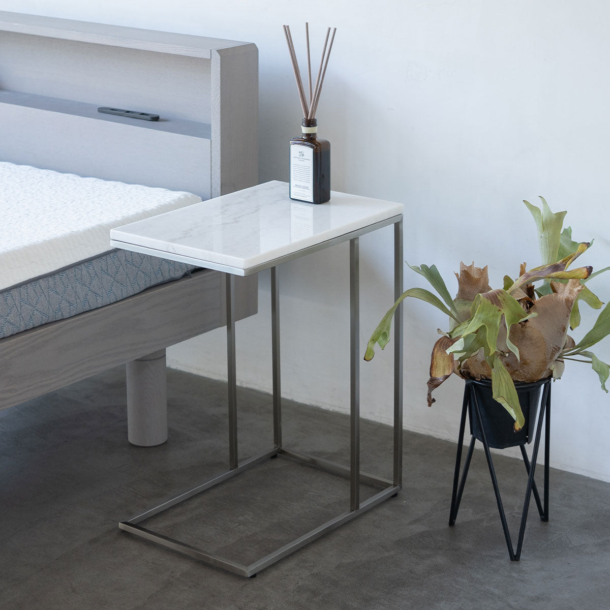 サイドテーブル 幅30cm 長方形 セラミック 完成品 ナイトテーブル エンドテーブル ローテーブル ミニテーブル 角型 四角 石目調 スチール脚 ベッドサイド ソファサイド デスクサイド 廊下 玄関